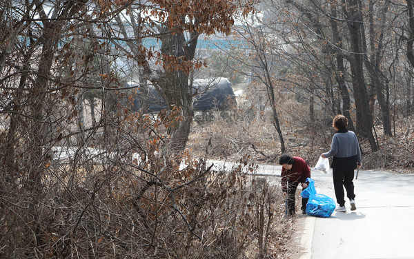마을주민들이 일찍 마을회관에 나와 주변청소를 하고 있다.  