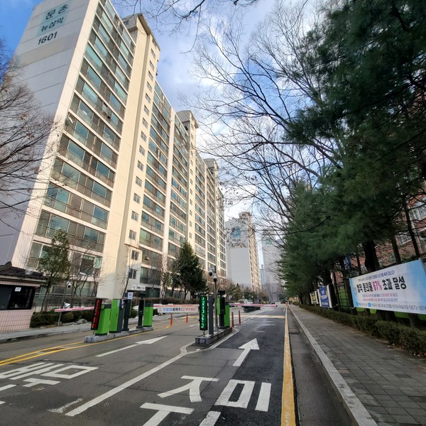 1994년 5월부터 입주해 올해 준공 30년차를 맞는 문촌마을 16단지 ‘뉴삼익아파트’. 현재 전용 58㎡ 300세대, 67㎡ 240세대, 84㎡ 416세대 등 총 956세대로 이뤄져 있다.