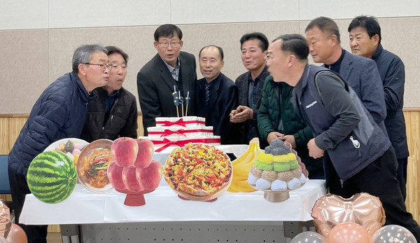 내빈들과 개관1주년 기념 축하케잌의 촛불을 불고 있다.