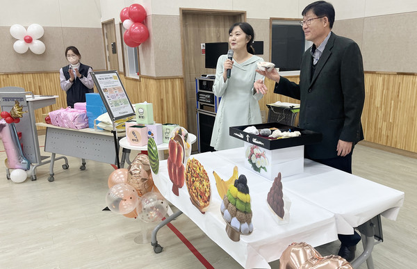 고봉동장이 돌잡이 행사를 하고 있다.