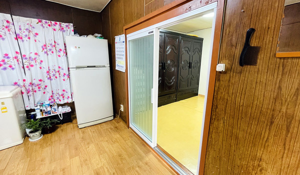 출입문 교체 후, 한층 더 밝아지고 쾌적해진 모습이다.