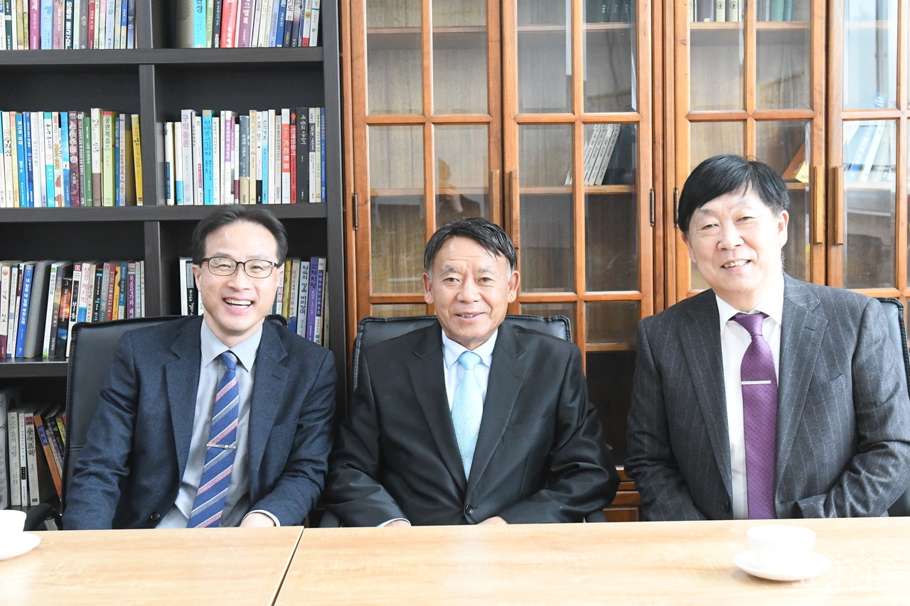 (사진 왼쪽부터) 오승근 교장, 최두회 이사장, 문명영 사무국장