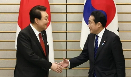 일본을 방문한 윤석열 대통령이 기시다 후미오 총리와 악수를 나누고 있다. 