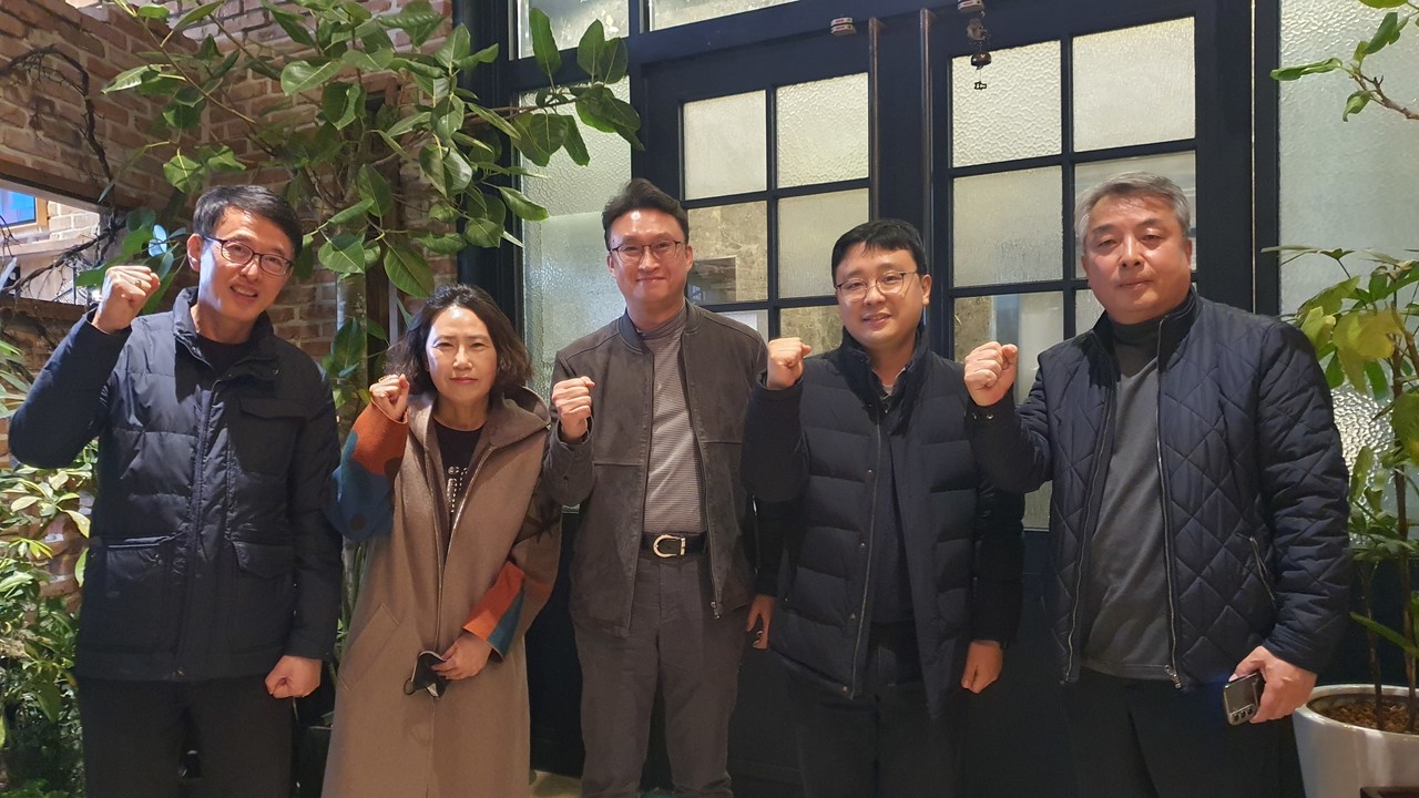 (왼쪽부터) 강기원 위시티 블루밍5단지 입대의 회장, 반지연 위시티 자이주상복합 입대의 회장, 공운택 위시티 입대연합회장, 주지민 일산자이 센트리지 입대의회장, 김영수 위시티입대엽합회 고문.