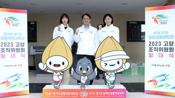 고양시청 소속 선수인 이아름 선수(왼쪽)와 김아랑 선수(오른쪽)가 이동환 고양시장과 화이팅 하고 있다.