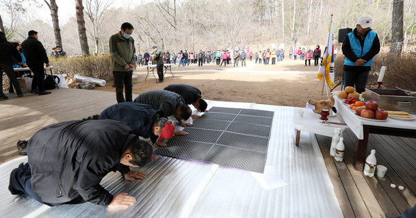 한마음 산악회 역대 회장단이 시산제에서 안전한 산행을 기원하며 절을 올리고 있다.