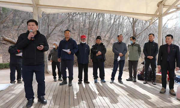 한마음 산악회 역대 회장들이 인사를 하고 있다.