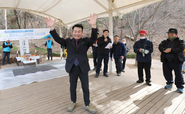 임용식 조합장이 인사를 하고 있다.