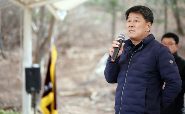 심은보 조합장 당선인이 회원들에게 건강한 산행을 기원했다.