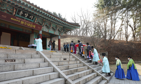 행주대첩제에서 초헌관 아헌관 종헌관이 충장사에 오르고 있다.
