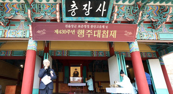 권오창 화백이 권율장군 표준영정에 대해 설명하고 있다.