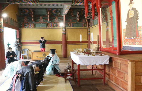 초헌관 아헌관 종헌관이 영정 봉안 고유를 올리고 있다.