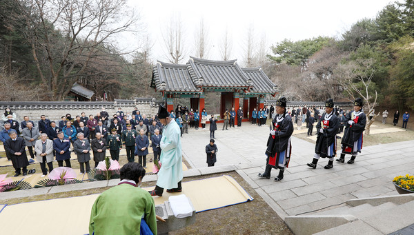 초헌관 아헌관 종헌관이 제를 지내기 위해 이동하고 있다.