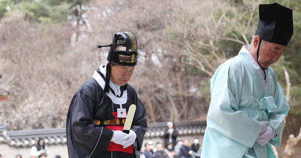 초헌관 김영식 고양시의회 의장(왼쪽)과 김광주 충장사제전위원장(오른쪽)이 충장사에 오르고 있다.