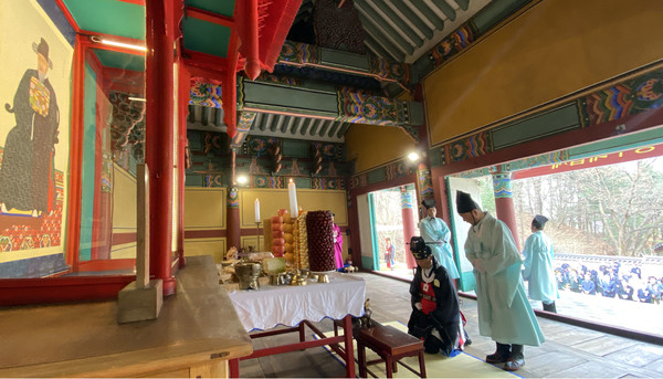 아헌관 김용규 고양시의회 의장이 제를 올리고 있다.