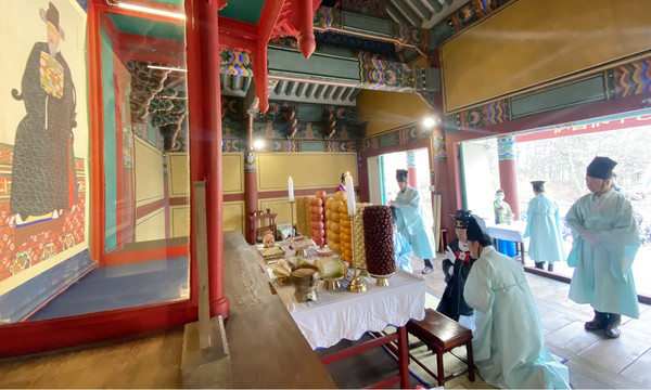 종헌관 이충구 충장사제전위원회 고문이 제를 올리고 있다.