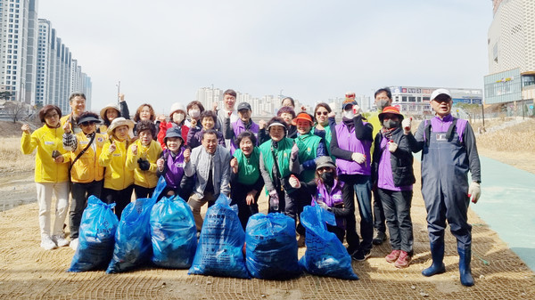  삼송1동 주민자치회가 창릉천 환경 정화 활동인 ‘창릉천 가꾸기’를 진행했다.