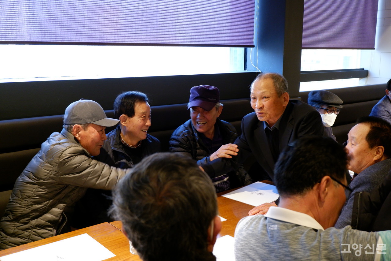 영농회장들이 인사를 나누고 있다.