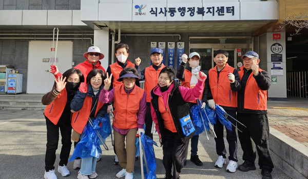 식사동 주민자치회가 ‘녹색생활 실천’환경정화 봉사활동을 했다.