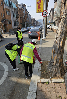  백석1동 시민안전지킴이가 쓰레기 없는 깨끗한 마을 조성을 위해 주요 거리에서 환경정화 활동을 펼쳤다