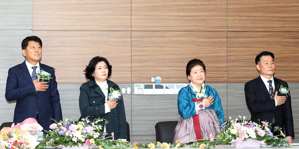 송포농협 이취임식에 함께 자리한 심은보 17대 조합장 부부(왼쪽)와 임용식 16대 조합장 부부(오른쪽)