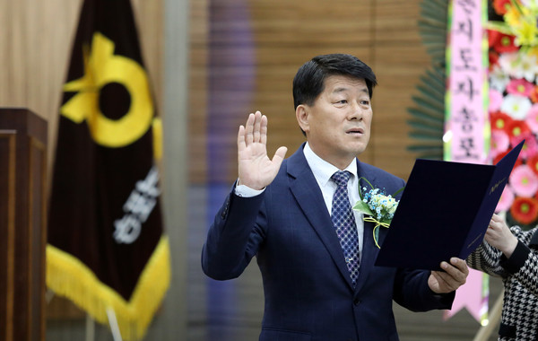 심은보 17대 송포농협 조합장이 조합장 선서를 하고 있다.