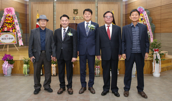 왼쪽부터) 김대흥 전 조합장, 임용식 16대 조합장, 심은보 17대 조합장, 이영태 전 조합장, 이재영 전 조합장이 이취임식에 자리했다.