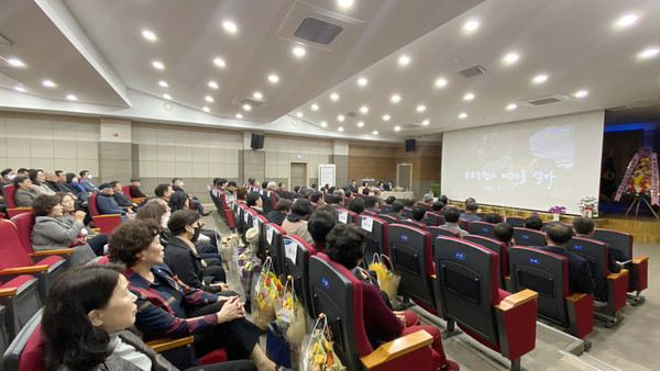  이취임식에 함께 한 조합원과 내빈들.