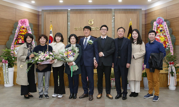 신임 심은보 조합장의 취임을 축하하기 위해 가족들이 함께 했다.