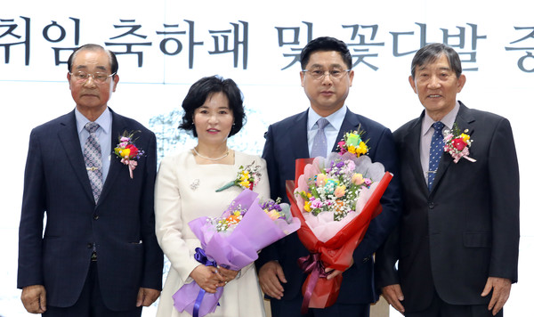 김보연 전 조합장(왼쪽), 우상훈 조합장(오른쪽 두 번째), 이승엽 전 조합장(오른쪽)이 함께 나란히 했다.