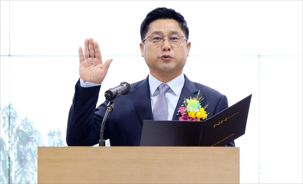 벽제농협 16대 우상훈 조합장이 취임 조합장 선서를 하고 있다.