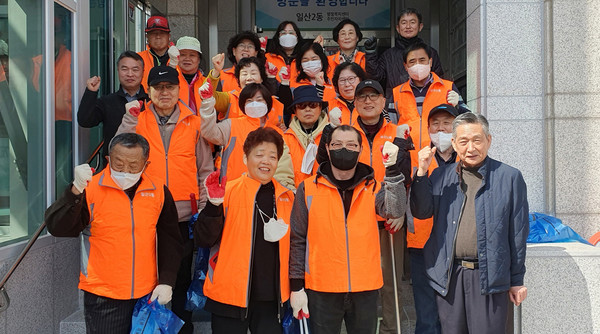 일산2동이 지난 3월 21일 통장협의회와 함께 마을 대청소를 진행했다. 