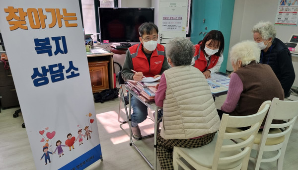 행신3동 행정복지센터가  햇빛마을 경로당에서 덕양구 보건소와 함께 ‘찾아가는 복지상담소’를 운영했다.