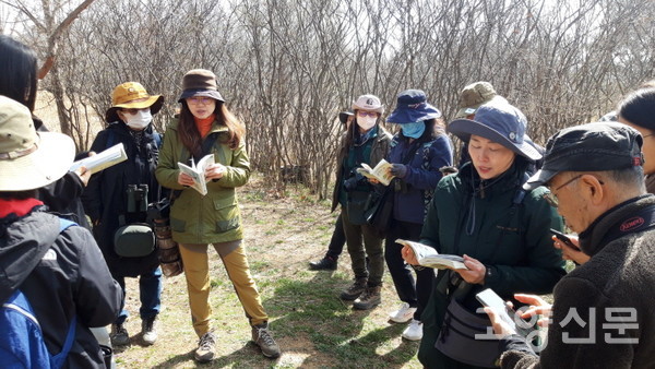 참가자들은 조류도감을 펼쳐들고 오늘 만나본 새들의 종류를 체크하며 활동을 마무리했다.