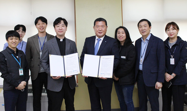 고양시일산종합사회복지관, 한전MCS(주)고양지점 임직원이 협약을 한 뒤 함께 기념촬영을 하고 있다.