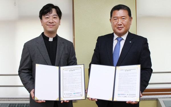 3월 22일 업무협약식에서 고양시일산종합사회복지관 최찬영 관장(왼쪽)과 한전MCS(주) 고양지점장