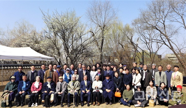 많은 이들이 참석한 가운데 열린 출판도시 봄맞이 마을잔치 '매화다담' 행사.