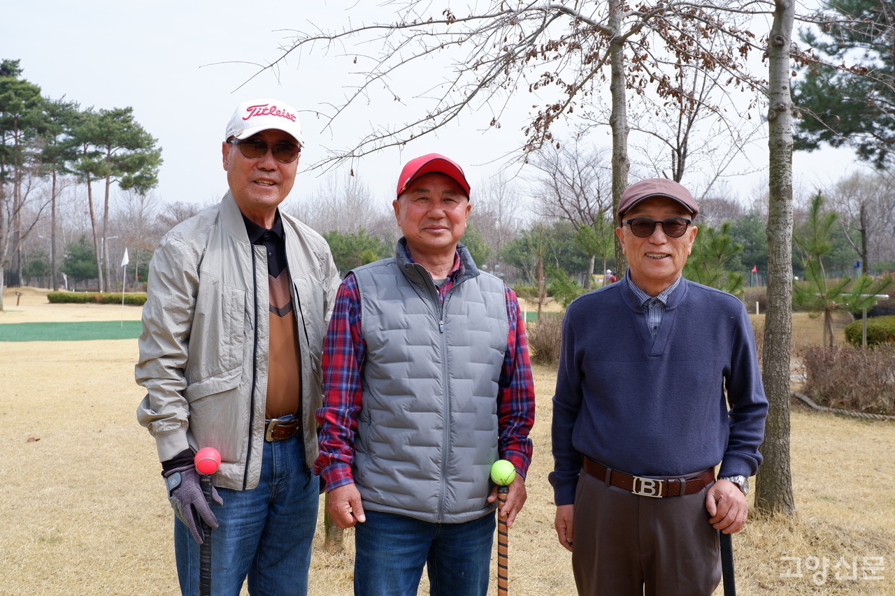 (사진 왼쪽부터) 엄두섭 선수, 강상철 선수, 홍사우 고양파크골프협회 부회장
