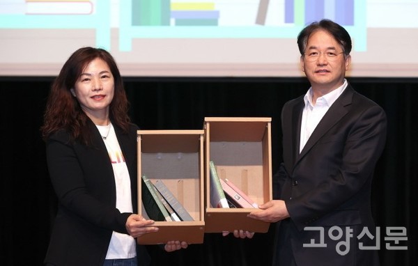시민대표 이수재씨(왼쪽)와 이동환 고양시장이 각자가 준비한 책꽂이를 교환하는 퍼포먼스를 펼쳤다. 