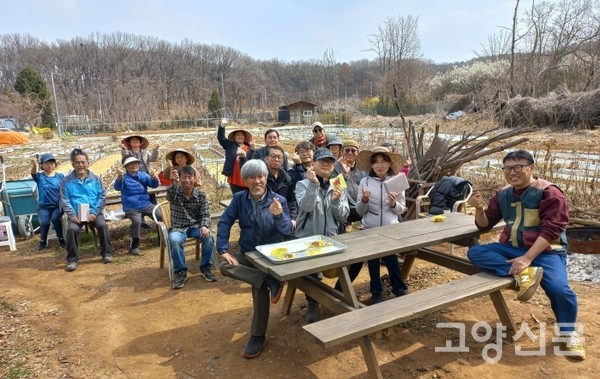 자유농장 시농제에 함께 한 농장 회원들이 울금비누를 선물받고 한껏 신이 났다. [사진=안병덕]