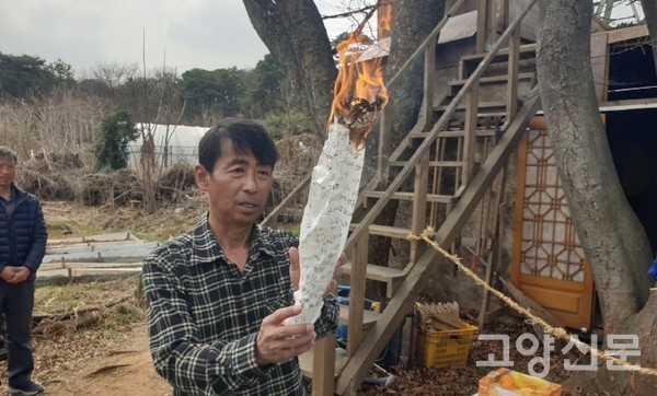 고천문을 낭독한 후 불에 태워 하늘로 올리고 있는 김한수 밭장. [사진=송원석]