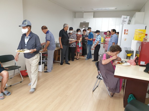 원흥마을 12단지 경로당에 모여 식사 중인 모습. 사진제공=송인수 사무장
