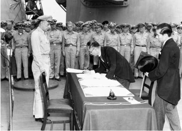 일본 항복문서 조인식 (1945년9월2일, 미해군 미주리호), 오른쪽 서 있는 인물이 가세 도시카즈 (일본위키디피아 사진)