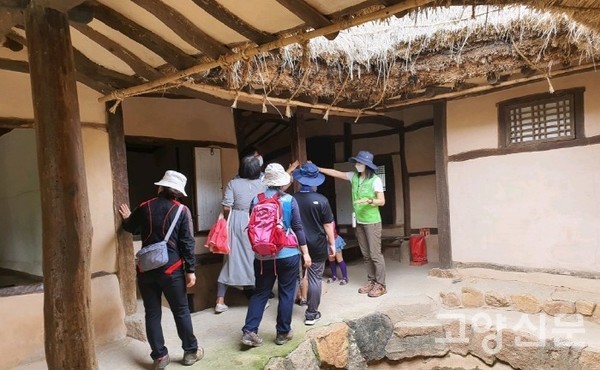 정발산동 밤가시초가에서 진행되는 문화재활용 교육 프로그램. [사진제공=컬처앤로드]