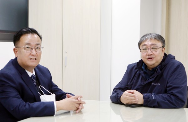 박정일 포레나 킨텍스 생활지원센터장(왼쪽)과 김기범 포레나 킨텍스 입주자대표회장(오른쪽)은 "포레나 킨텍스에는 입주민들의 공동체 의지가 담겨 있다"고 말했다.