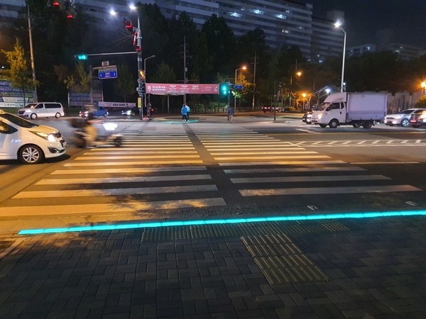 바닥형 신호등 설치 예시. 사진제공=고양시청