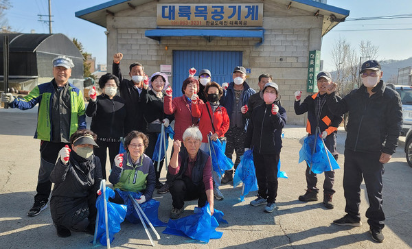 고봉동이 사리현동 10개통 통장과 환경단체 LOVE공릉천회원, 지역주민과 공무원 등 80여 명이 참여해 봄맞이 마을 대청소를 했다. 