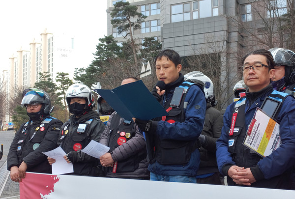 (가운데 앞)피해 배달원을 대신해 입장 표명 중인 경기북부지회 김영중 사무부장. (오른쪽 앞)경기북부지회장 심의석.