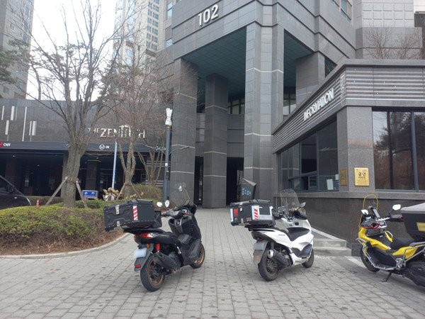 탄현동 두산위브더제니스 정문 모습. 1층이 전부 필로티 구조로, 오토바이가 통행하기엔 좁은 공간임을 확인할 수 있다.