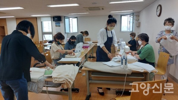 사나래재봉팀 활동 모습. 재봉틀을 이용하여 광목, 삼베 주머니를 만들고 있다. [사진제공=마두동성당 생태평화분과] 